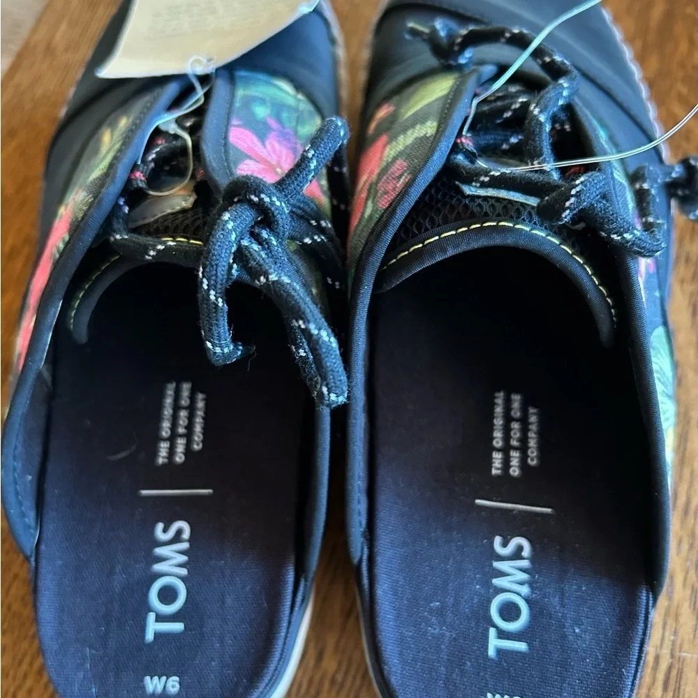 TOMS/ NWT/ Women's Slip-On Cordones Indio Mule/ Black Multi Floral Techy Woven